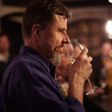 Gast in Weinbar Kork Genuss
